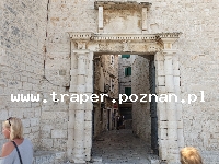 Trogir jest położony 20 km od Splitu. Chorwacja. Trogir to stare malownicze miasto śr&oacute;dziemnomorskie, położone na wyspie. Zabytkowa star&oacute;wka z katedrą św. Lovro z romańskim porta