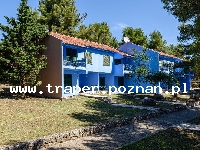 Trogir jest położony 20 km od Splitu. Chorwacja. Trogir to stare malownicze miasto śr&oacute;dziemnomorskie, położone na wyspie. Zabytkowa star&oacute;wka z katedrą św. Lovro z romańskim porta